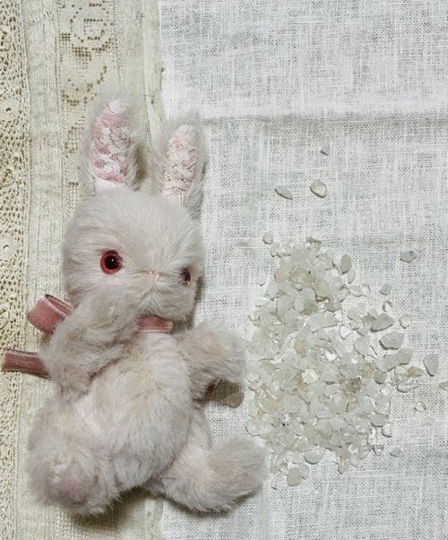 参加作家さんの紹介です。
本日は、コタマネギさんです。
大きさ耳まで21㎝。
素材⭐︎モヘア、グラスアイ、ウルトラスエード、アンティークレース。
重石として水晶の細石を使用しています。
ハードボードジョイントを使用し、首、前足、後ろ足が動きます。
うさぎさん1点のご参加です。