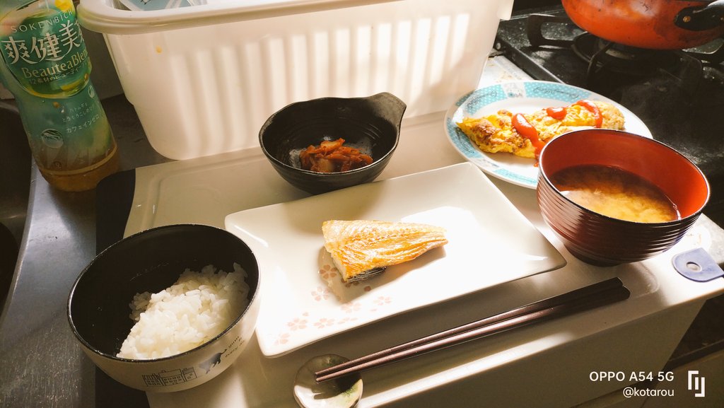 Shyokunin_k's tweet image. 皆さんおはようございまーす☺
先月に続き
10月2.3.4日と3日間
仙台へ撮影に行って参りました☺📷
写真の整理が終わり次第また仙台の魅力ある被写体をご紹介致しますので、もうしばらくお待ち下さいね☺🙏
さて
今日の手作り朝御飯🍚🥢
1⃣ごはん
2⃣あおさと油揚げとネギの味噌汁
3⃣ホッケ焼き…