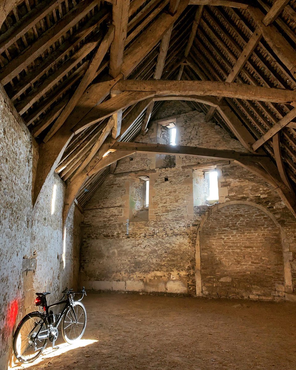 Akizuki_Aoi's tweet image. Found beauty in forgotten places — where time stands still and sunlight tells its own story.
#CyclingJourney #HiddenGems #RusticVibes #ExploreMore