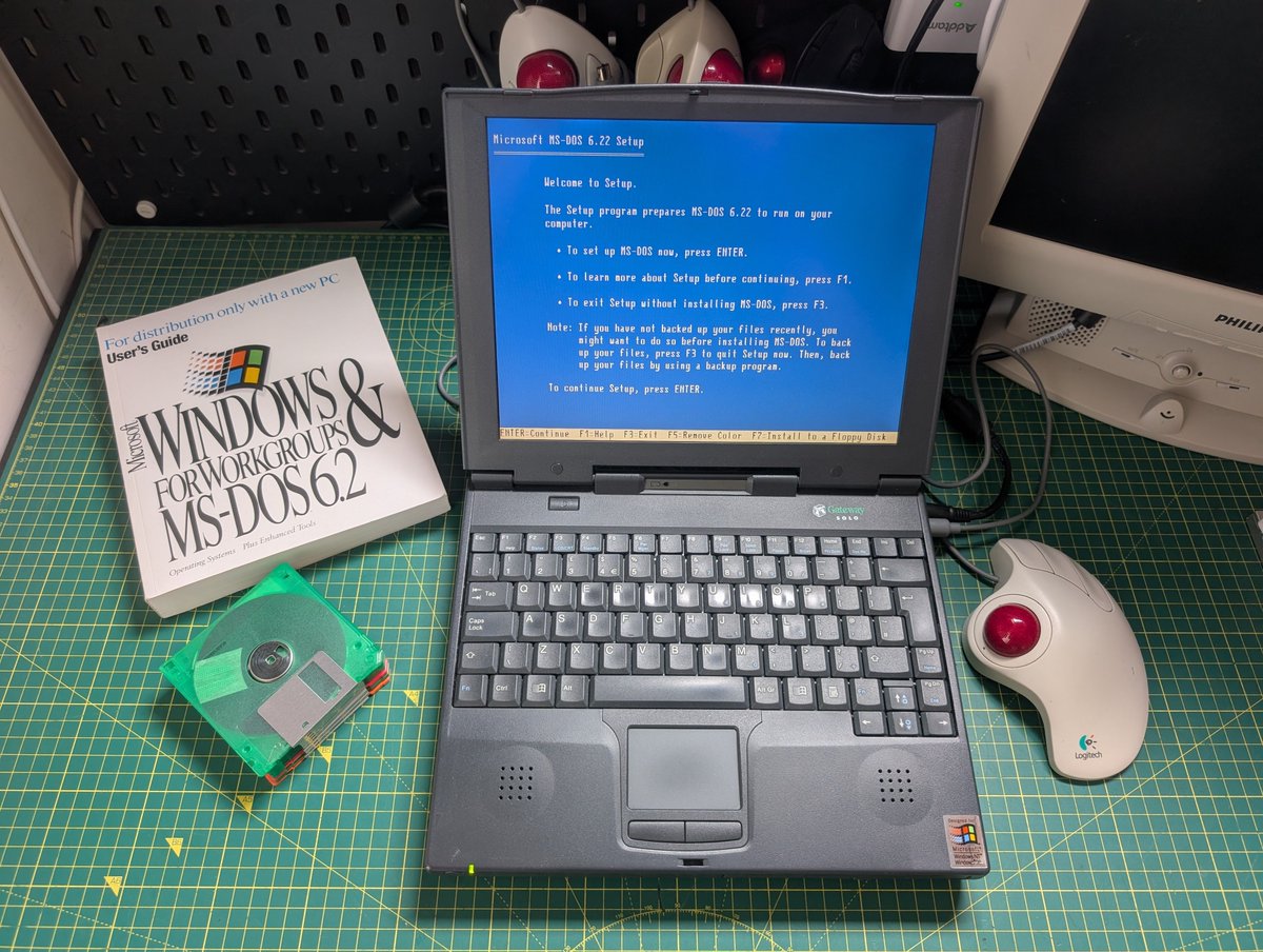 Gammitin's tweet image. It&apos;s Saturday night, let&apos;s install MS-DOS and Windows 3.1! 👍