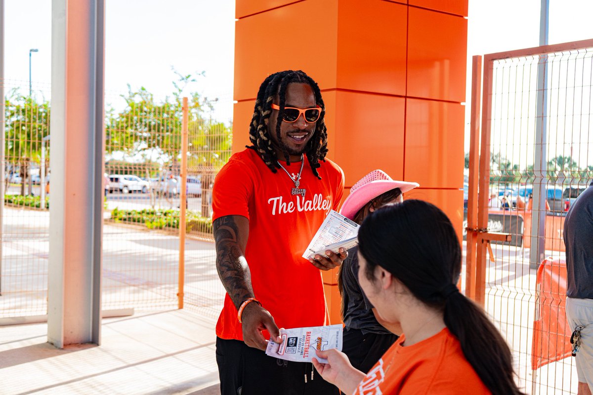 UTRGVmbb's tweet image. Always good to see our Vaqueros family ✌️
You can get season tickets now at UTRGVtickets.com
#UTRGV #RallyTheValley