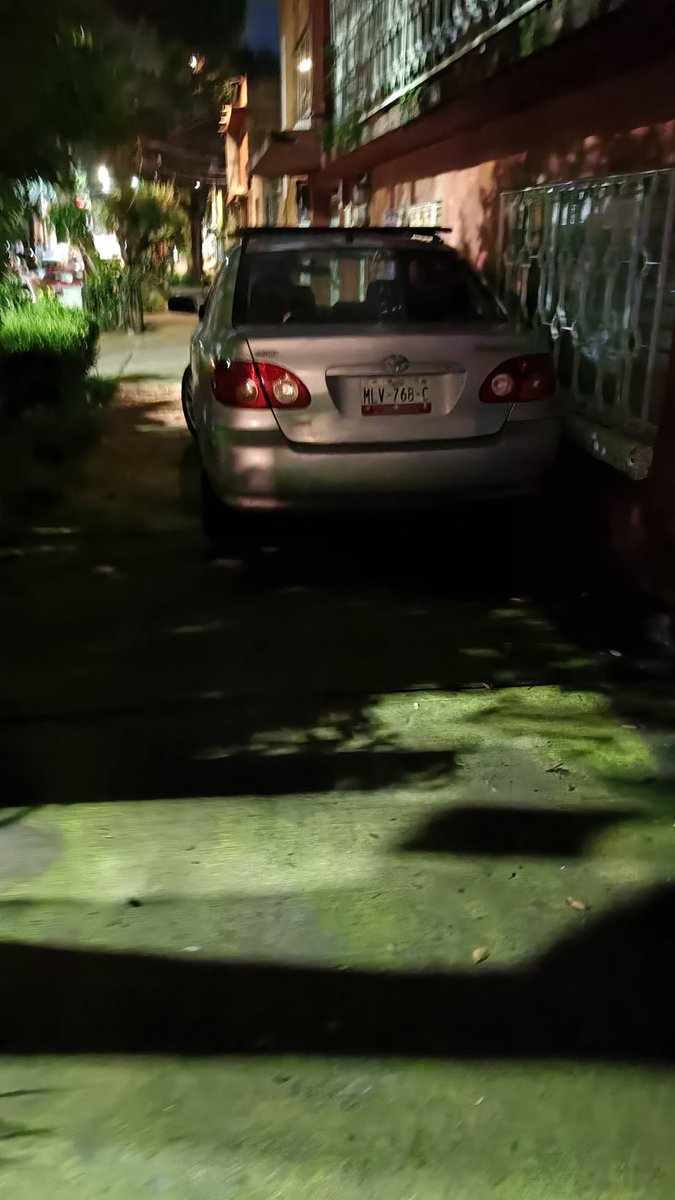 uknowoutis's tweet photo. @LaSEMOVI auto estacionado sobre la banqueta en calle chichimecas 317 col Ajusco Coyoacán CP 04300 ,siempre es lo mismo ya se reporto en varias ocasiones nunca vienen hoy se hará el milagro? https://t.co/RfcOXimayI
