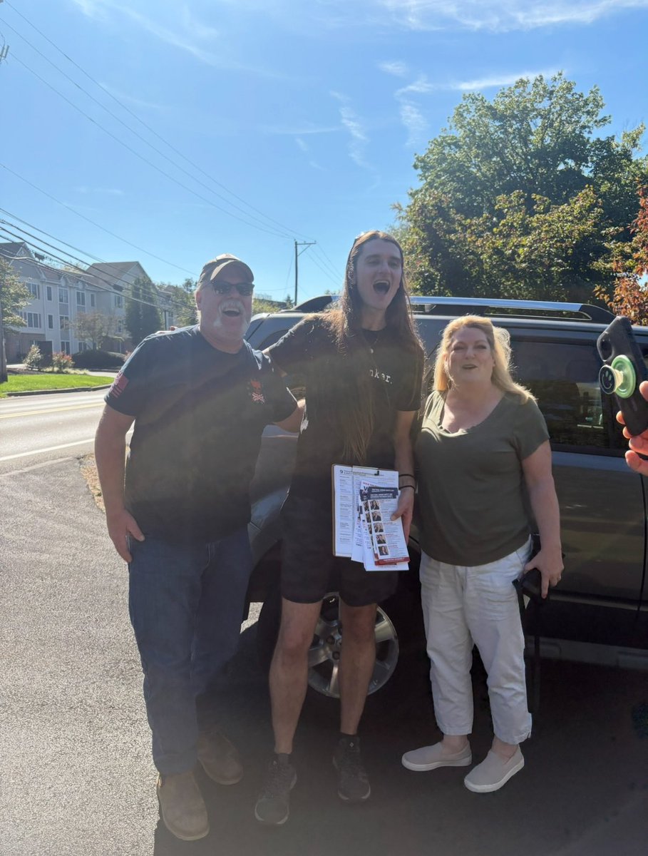 We were door knocking &amp; this couple pulled over to thank us for our work. 

Thank you for the love. 

+2🟥 in Bucks County this November