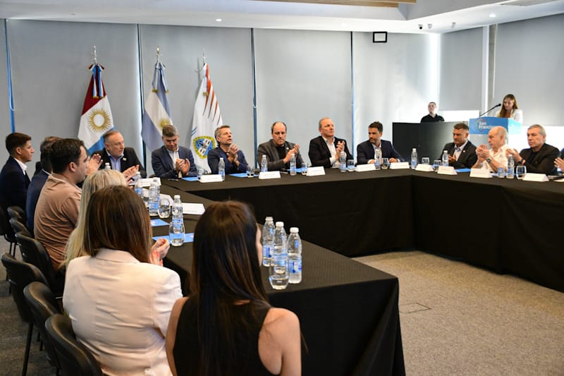 📍Hoy en la Tecnoteca San Francisco nos reunimos con intendentes de Córdoba, Villa María y Alta Gracia para impulsar juntos políticas productivas y de desarrollo.

El trabajo en equipo entre ciudades es el camino para seguir creciendo. 🌱🤝

#EncuentroDeIntendentes #SanFrancisco