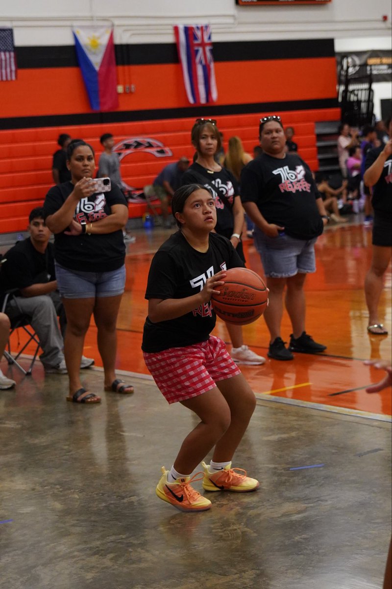 Kamalei Kalaaukahi - 4’11 G c/o 2030

A great defender, originally started out as a soccer player. Getting her offensive skills developed. Able to get downhill at will, starting to utilize more floaters, able to push the tempo!! In the making, but excited to see her grow!!