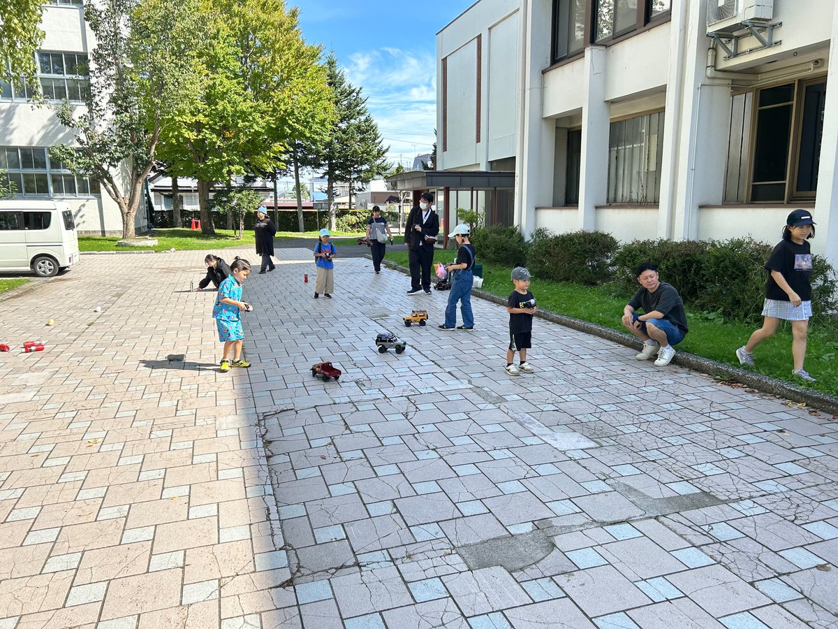 gekiten's tweet photo. お世話になってます、永山ホビーキッチンさん(子供食堂)の子供達に遊びを提供している様子です、とても楽しそうに遊んでる感じが素敵すぎますよねー、この広がりに夢を感じます
本日は10/5はcocodeにてイベント中
#リトルRC
#WPLJAPAN
#MNMODEL https://t.co/eVLI85ZWhJ