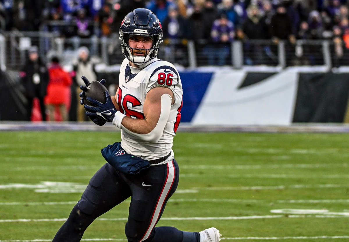 CLTcapper's tweet image. Sunday NFL Best Bet for TE 🤝

🏈 Dalton Schultz over 26.5 rec yards (-112)

Schultz will see plenty of work in the short and intermediate passing game which is a staple in his route tree as well as the Texans offense per @propsdotcash 👀

#FreePicks