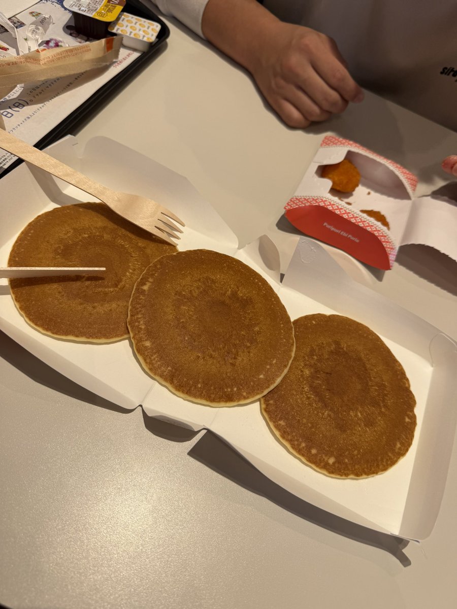 おっはよー☀️
大好きな朝マックのホットケーキ♡
休みの日に早起き偉すぎる！！！！