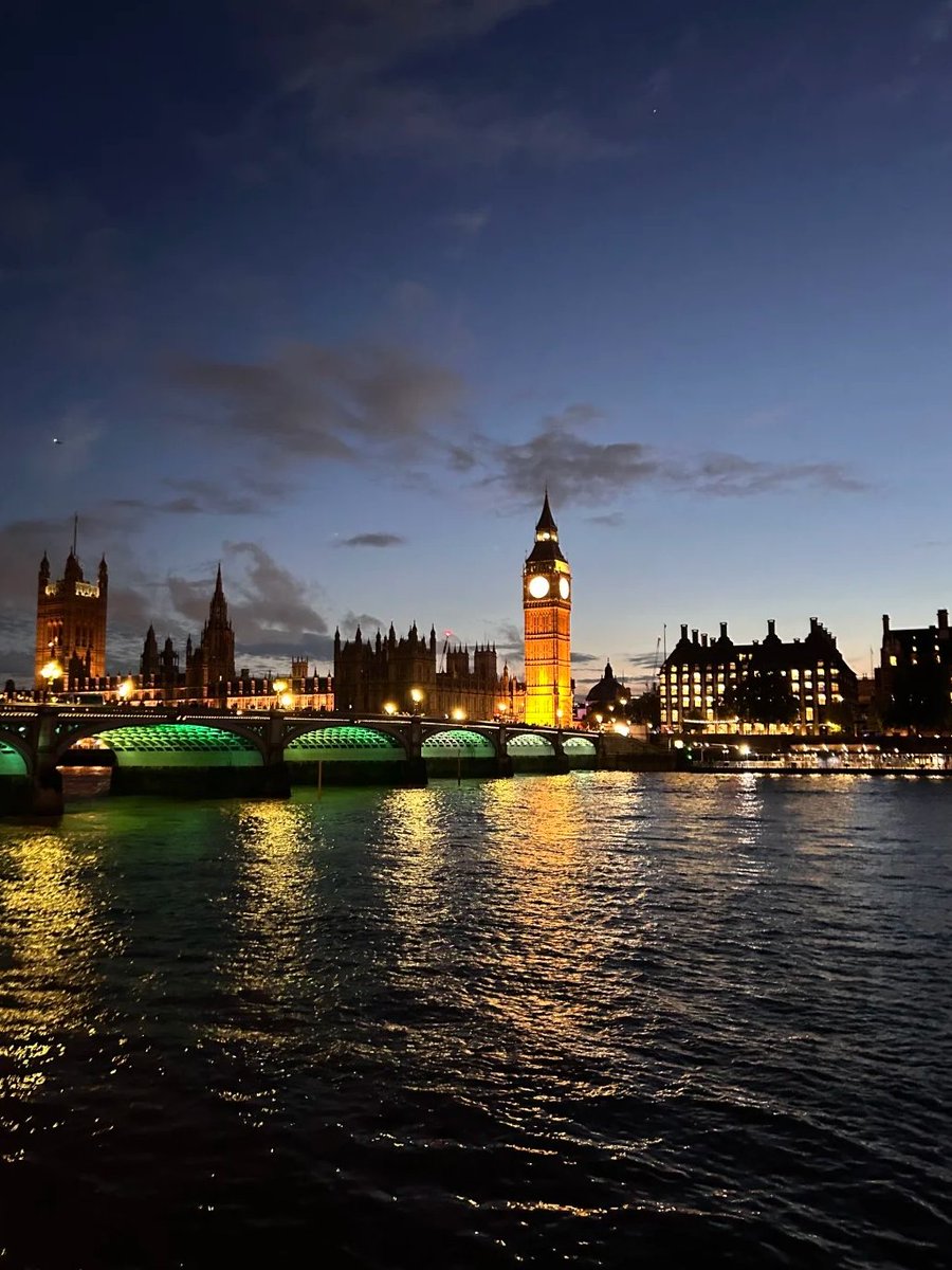 zambon_66's tweet image. The enchanting glow of Big Ben reflects on the Thames, creating a mesmerizing nightscape. 🌌✨ What’s your favorite nighttime view of London? Share in the comments! #LondonNights #BigBen #ThamesViews