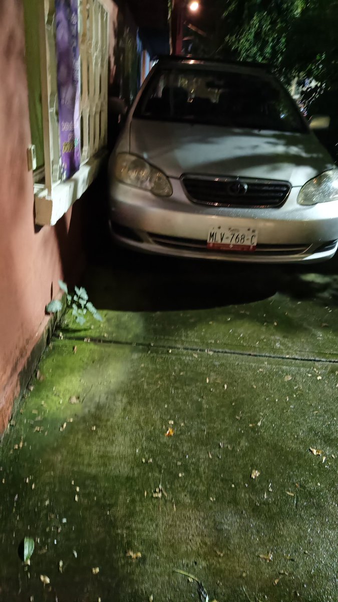 uknowoutis's tweet photo. @UCS_GCDMX automóvil estacionado y obstruyendo la banqueta en chichimecas 317 col Ajusco , Coyoacán CP 04300 siempre es lo mismo y nunca vienen a sancionaron https://t.co/Lga1ogCzu3