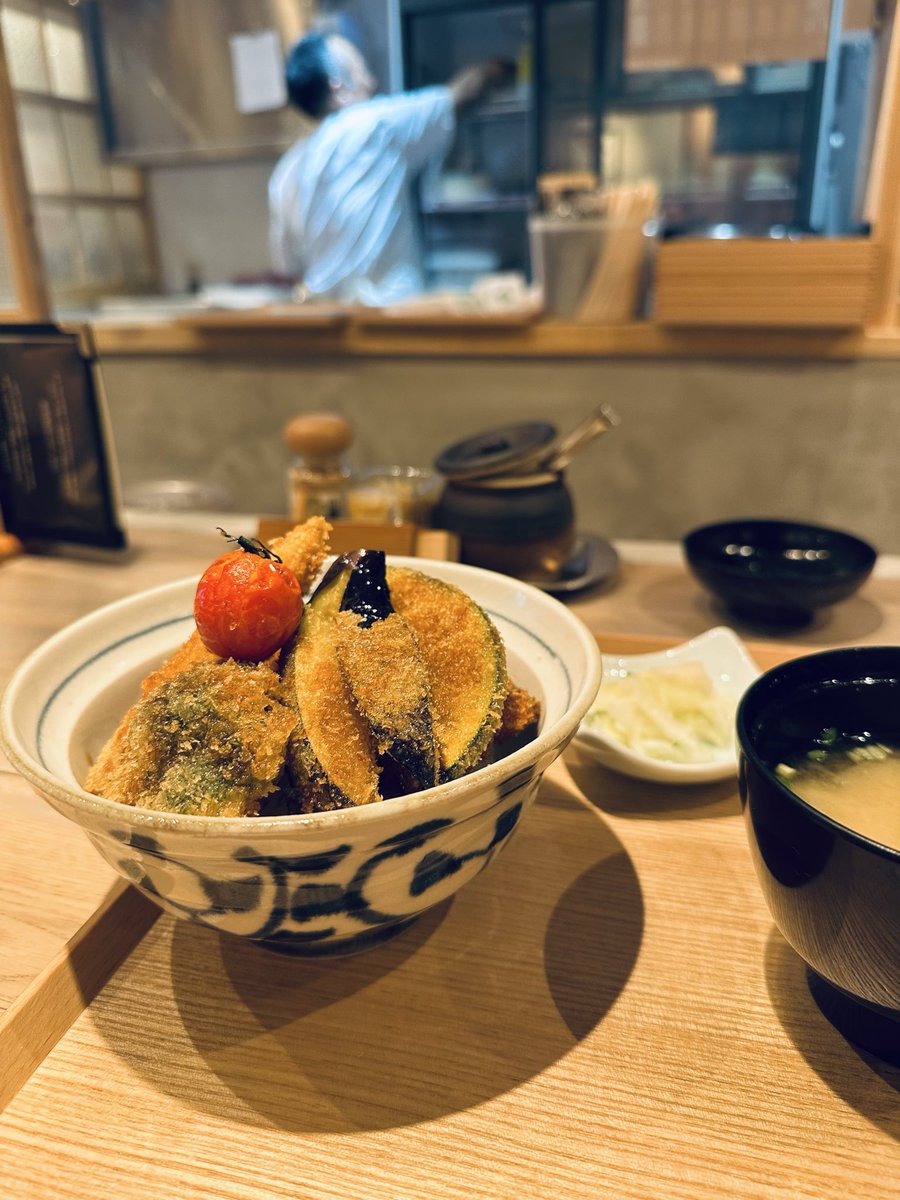 Pork and vegetables katsu dipped in a sweet tare sauce over rice. Tarekatsu Imagawabashi is near #Kanda Station. Branches throughout #Tokyo.

#foodsaketokyo #japanfood #japantrip