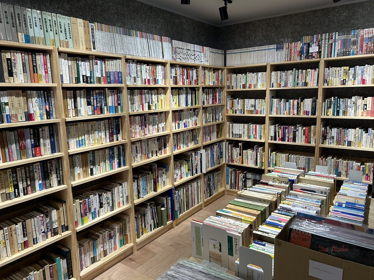 minato_hanamaki's tweet image. そして港は本日、開店1周年を迎えました。あっという間の1年でした。
おかげさまで常連さんもできましたし、買取のご相談も定期的に頂戴しています。
花巻唯一の古本屋(＋レコード、CD、東南アジア食品、ギター教室、イベントスペースの複合店)として引き続き面白い店作りに努めます。