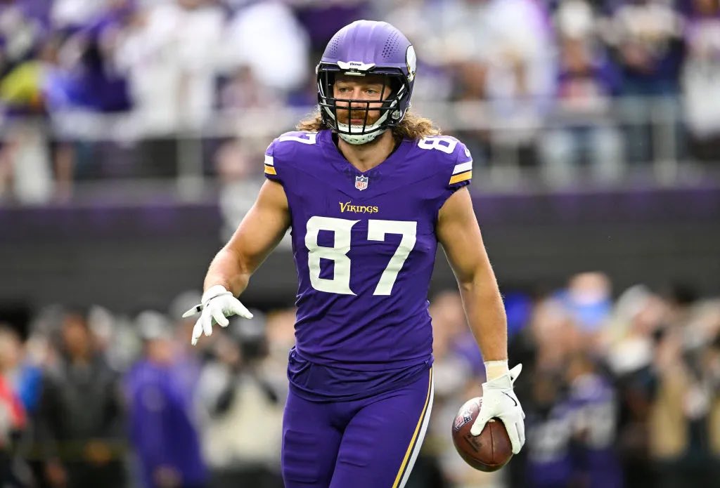 Sit of the Week ❌

TE
• T.J. Hockenson @ CLE •

Week 4 Recap 📊
▫️4 receptions, 39 yards
▫️10.8% target share
▫️7.9 PPR points (TE22)

With the return of Jordan Addison, Hockenson took a bit of a backseat.

Given multiple injuries along the O-line, Carson Wentz will likely