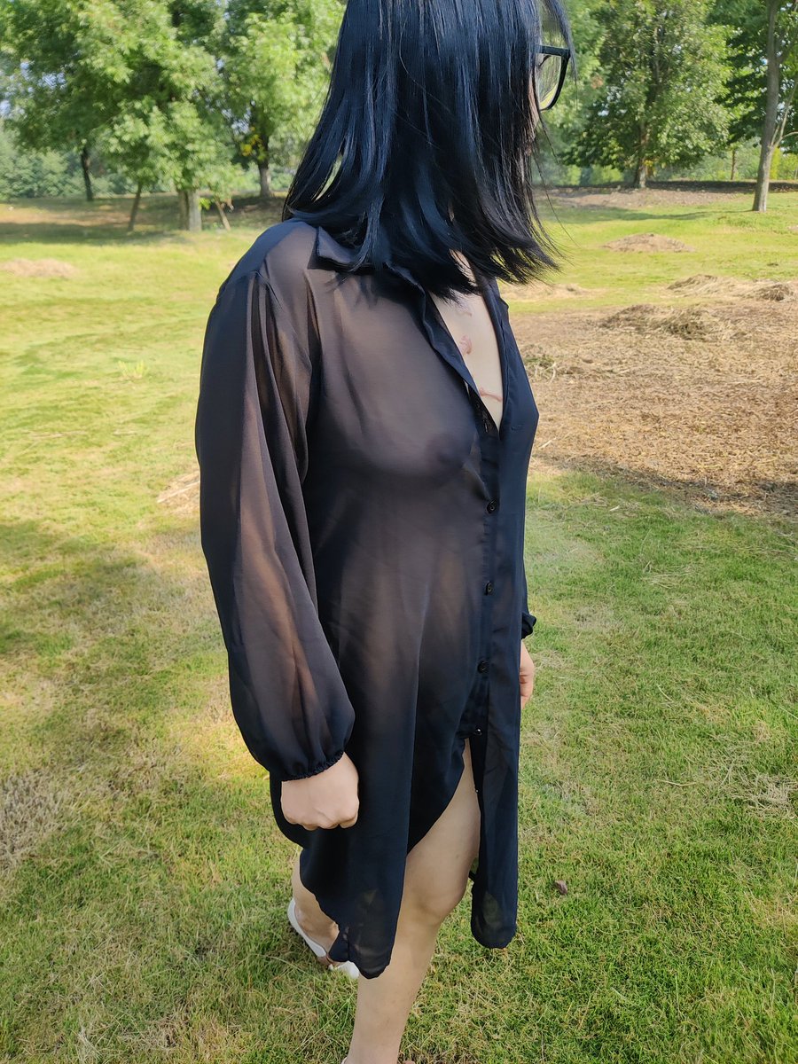 晚上穿这个衣服逛公园，应该效果挺好