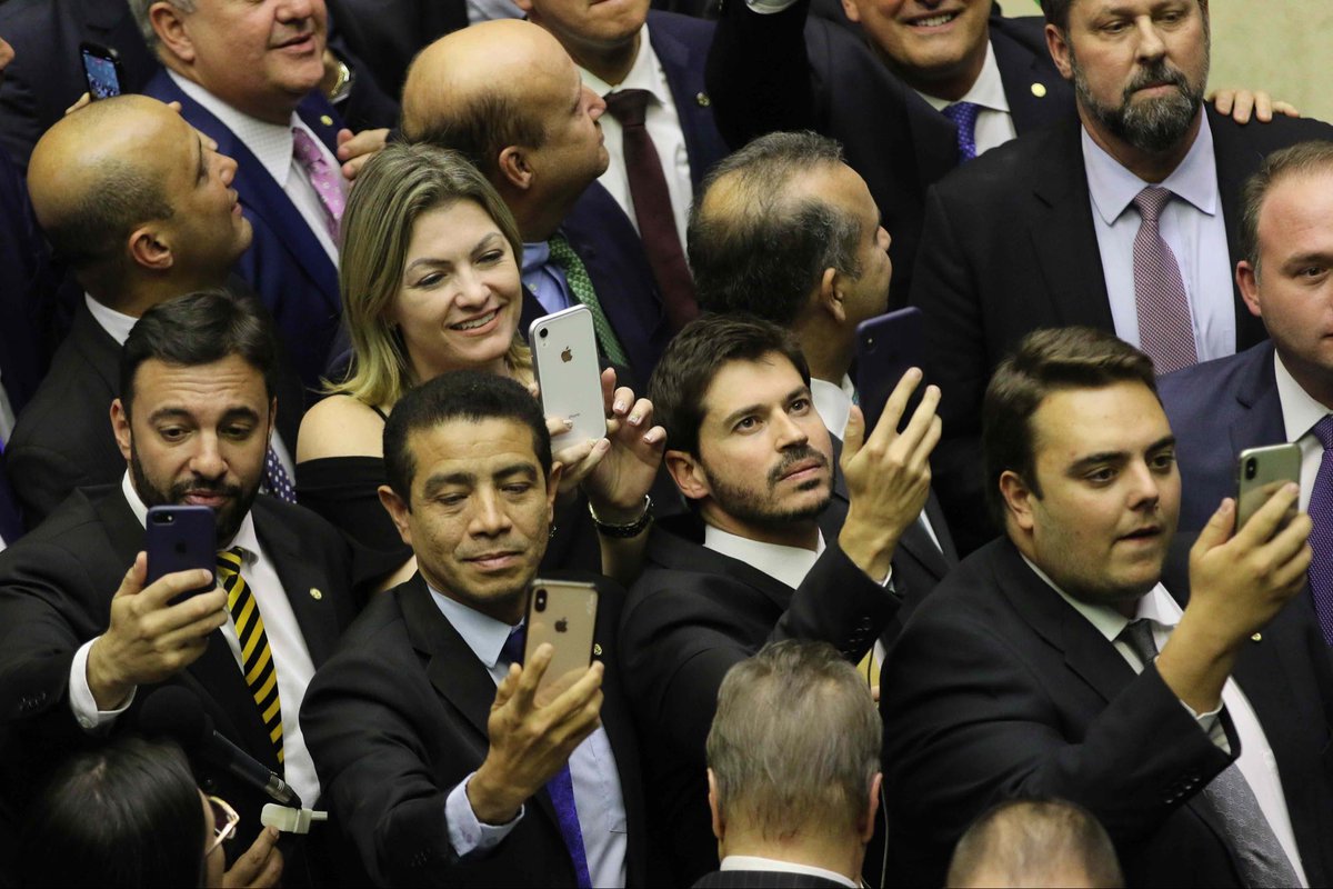 fernando_nas's tweet photo. O Brasil tinha que proibir o uso de celular  no plenário.

Nas escolas funcionou bem. https://t.co/3CGUGoDWdK