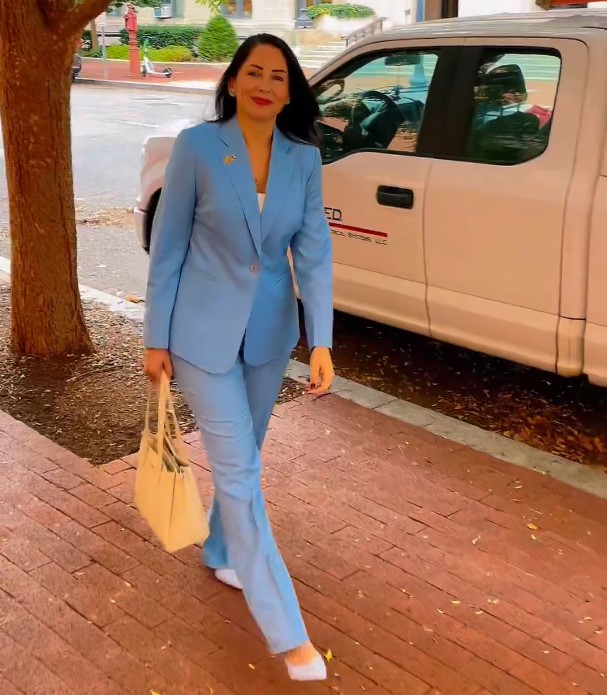 Luisa González, la aliada del fugado Rafael Correa fue a quejarse a la OEA: ¿Política o modelo de pasarela de ropas caras? (Video) icndiario.com/2025/10/luisa-…
<a href="/LuisaGonzalezEc/">Luisa González</a>  <a href="/MashiRafael/">Rafael Correa</a>