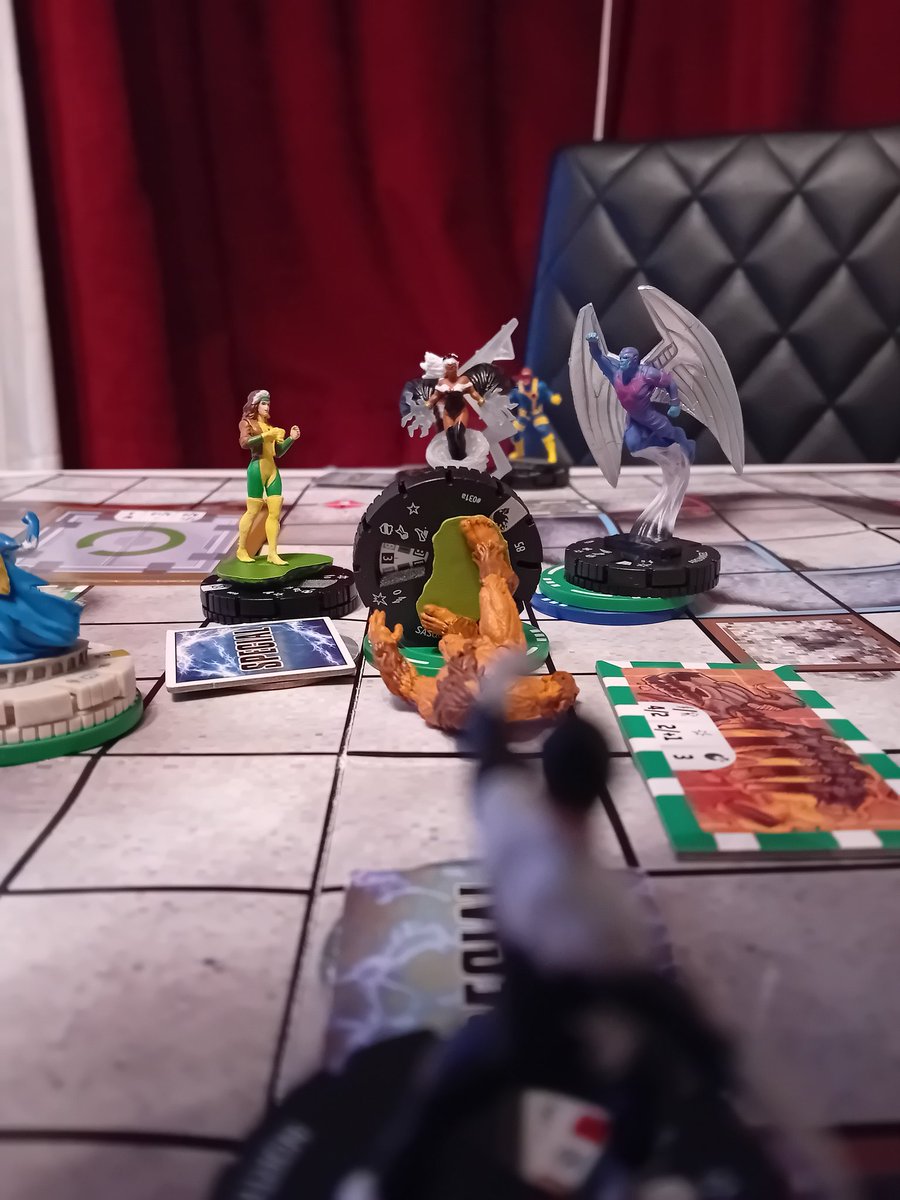 MarkLegend007's tweet image. Game 63 #heroclix Find Logan.
Alpha Flight w/ alpha strike. Sasquatch opened up on Rogue outwitted Archangel &amp;amp; let Guardian crit hit him
Team effort to drop Sasquatch
Epic quake from Puck!
Wounded X-men turned the tide
A deleted AF team found Logan but X-men closed in for the win