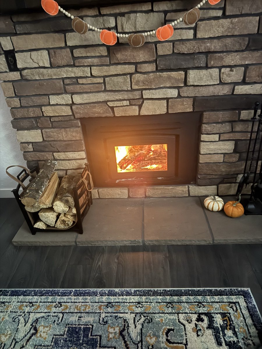 mruddtech's tweet photo. First fire of the season 🍁 #fall #pnw https://t.co/Qmrn7t6Tla