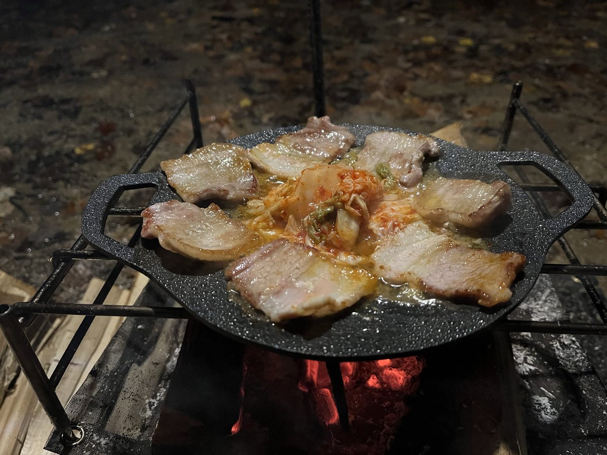 bakudan_camp's tweet photo. ダイソーのマルチグリドルで
サムギョプサルやってみた。
最高でした。
#ダイソーのマルチグリドル 
#ダイソー #マルチグリドル 
#サムギョプサル #キャンプ 
#ソロキャンプ #山王谷キャンプ場 https://t.co/eKuYFSqLYj