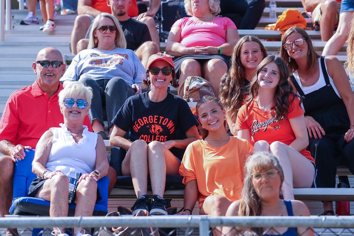 j_michaud_photo's tweet photo. Had the opportunity to see some Colonel families and alums at the Georgetown football game. @OldhamcoSports @THEOZONE7 @OldhamFootball https://t.co/re5CQWtGF3