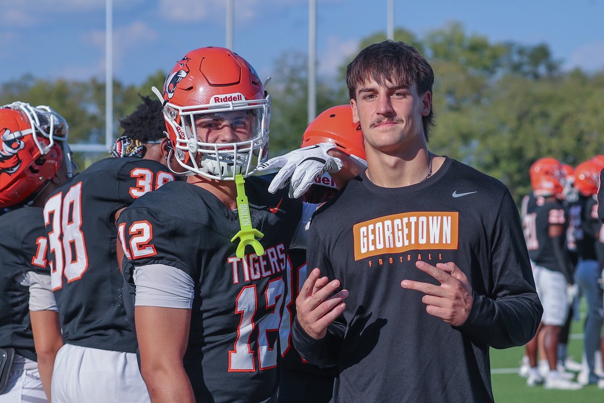 j_michaud_photo's tweet photo. Had the opportunity to see some Colonel families and alums at the Georgetown football game. @OldhamcoSports @THEOZONE7 @OldhamFootball https://t.co/re5CQWtGF3