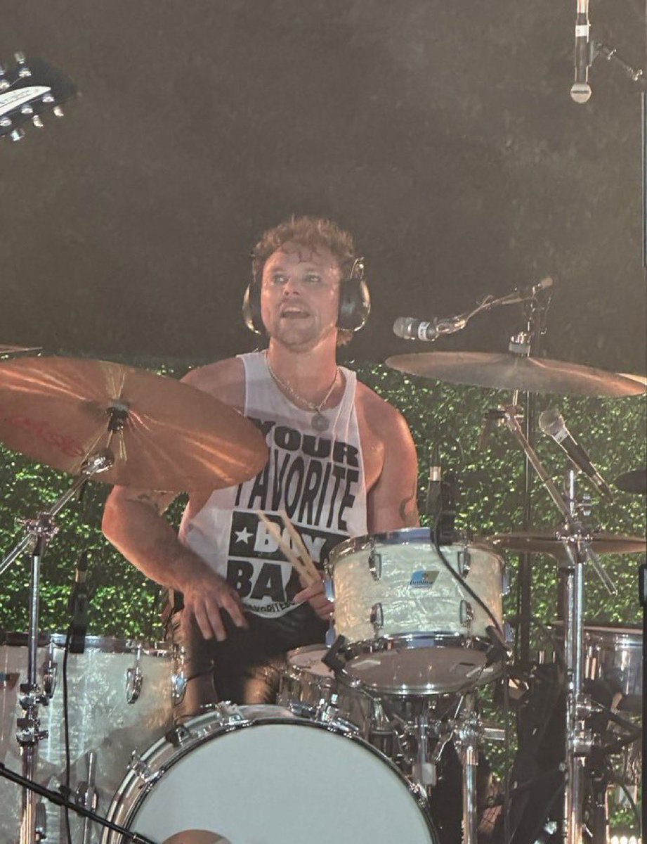 Alex on stage tonight!

#5SOSrpISNOTOK