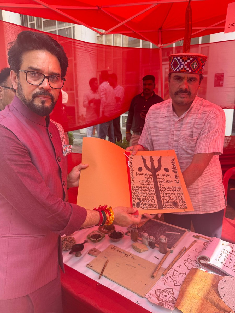 tankrilipi's tweet photo. मुख्य अतिथि श्रीमान अनुराग ठाकुर जी को भारत के प्राचीन आयुधों के नाम अखरोट की स्याही से टांकरी लिपि में लिख कर हस्त लेख भेंट किया।
कुल्हड़ Economy मेला, IIT MANDI
#Mandi #Himachal #IITMANDI #Tankri
@ianuragthakur https://t.co/aB4TlaSimu