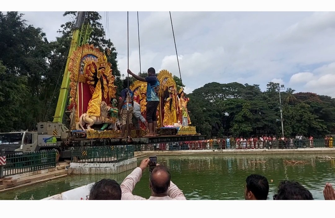 LPJoshi4's tweet photo. In Bengaluru, the BBMP has been a recurring target of jokes for potholes, puddles and everything in between.

But this Durga Puja Immersion, they genuinely surprised me.

The process was smooth. Forklifts, cranes, platforms , everything was ready and running efficiently. From the time our truck reached the spot till the idols were immersed, it took less than 15 minutes.

The BBMP team and local police deserve full marks for this one.

#BBMP #DurgaPuja #Bengaluru #Anandodhara #CivicGoodness