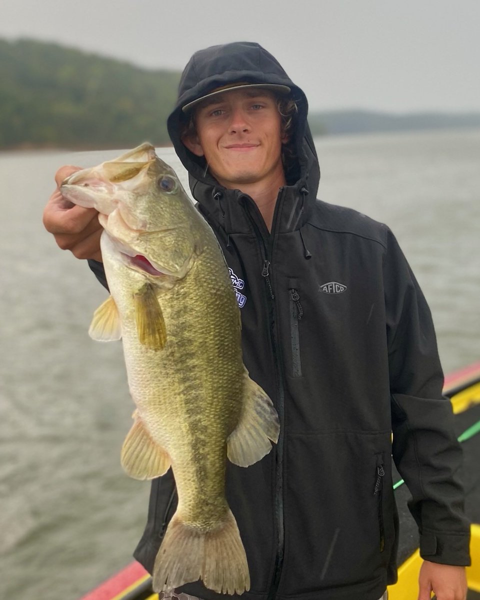 CollegiateBass's tweet photo. Staying comfortable in the @AftcoFishing rain gear and catching bass!

#AFTCO #AnyFishAnyWater #Fishing #BassFishing #WeAreCollegiateBass https://t.co/KLYKsZRA4j