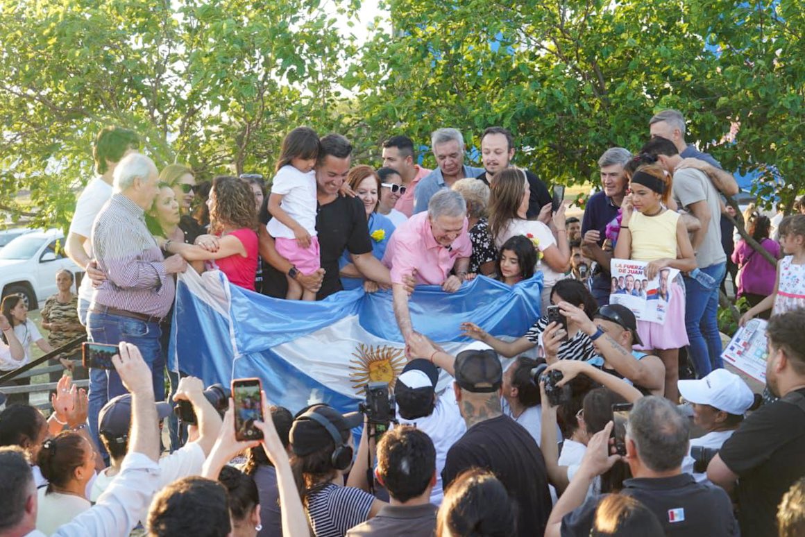 JSchiaretti's tweet image. Junto al intendente de Córdoba @PasseriniOk, el viceintendente @javierpretto, la senadora nacional @alevigo y los candidatos @LauraJureCba, @miguelsiciliano y @monteroliliana recorrimos Ciudad de Mis Sueños y Ampliación Ferreyra.

En cada barrio que visitamos queda claro que la…
