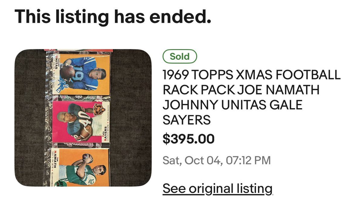 ToppsGallery's tweet image. Wow! That’s a heck of a trio on a Christmas Rack Pack from 1969.
Johnny Unitas, Gale Sayers, and Joe Namath! If I knew they were NM or better, I would’ve bid, but my experience is the top cards on these are usually pretty flawed. Still REALLY cool though!
#Topps #FootballCards