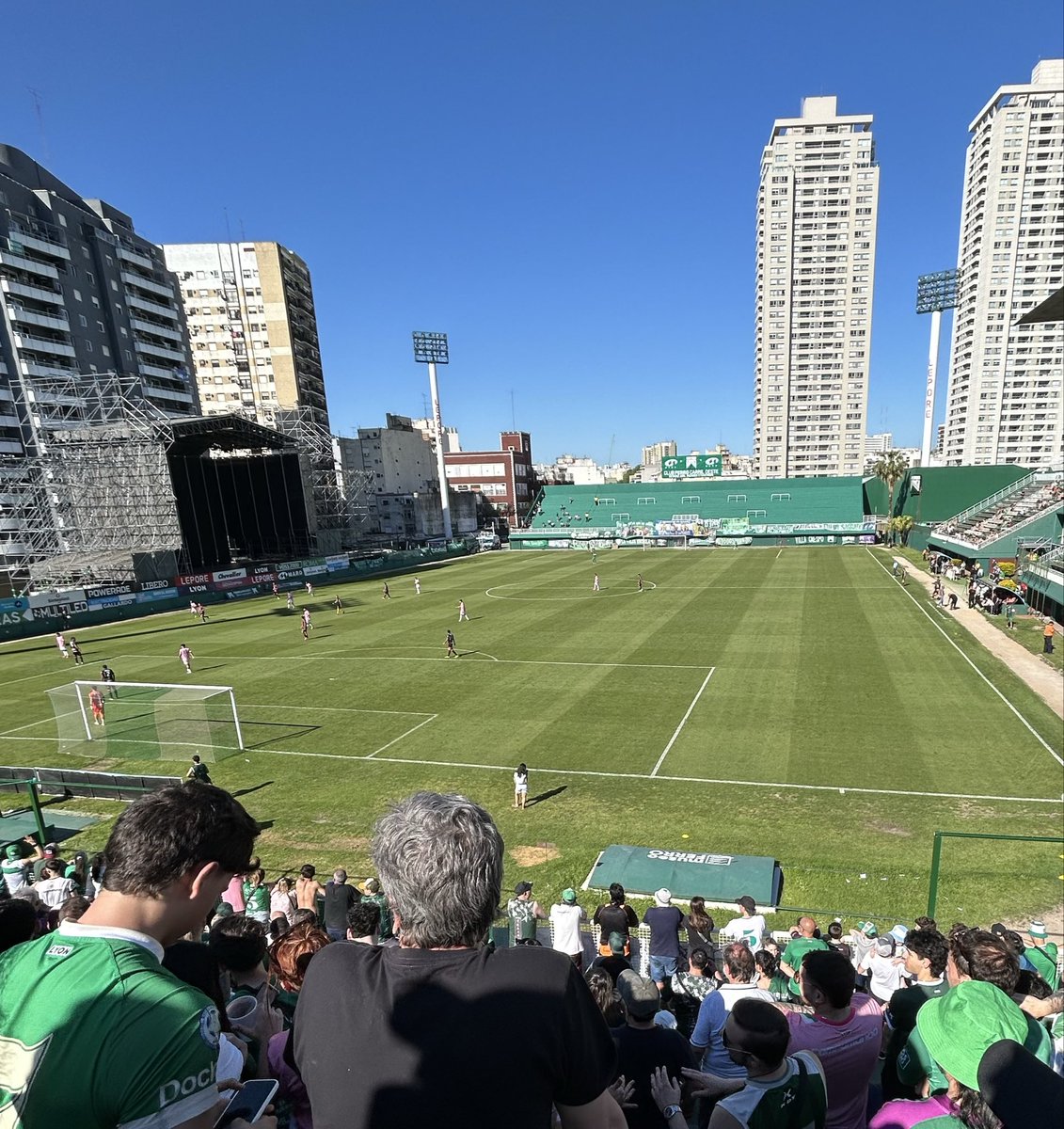 QUE EL ESCENARIO NO TAPE EL BOSQUE
26 años en la B.
Sin copa Argentina, otro año más.
Yo amo a este Club como todos los que quieren a FERRO.
Y sé que voy a seguir con mis actividades, deportes, amigos y demás
Pero no aguanto más esta decidía. Cuando nací FERRO, era de primera.