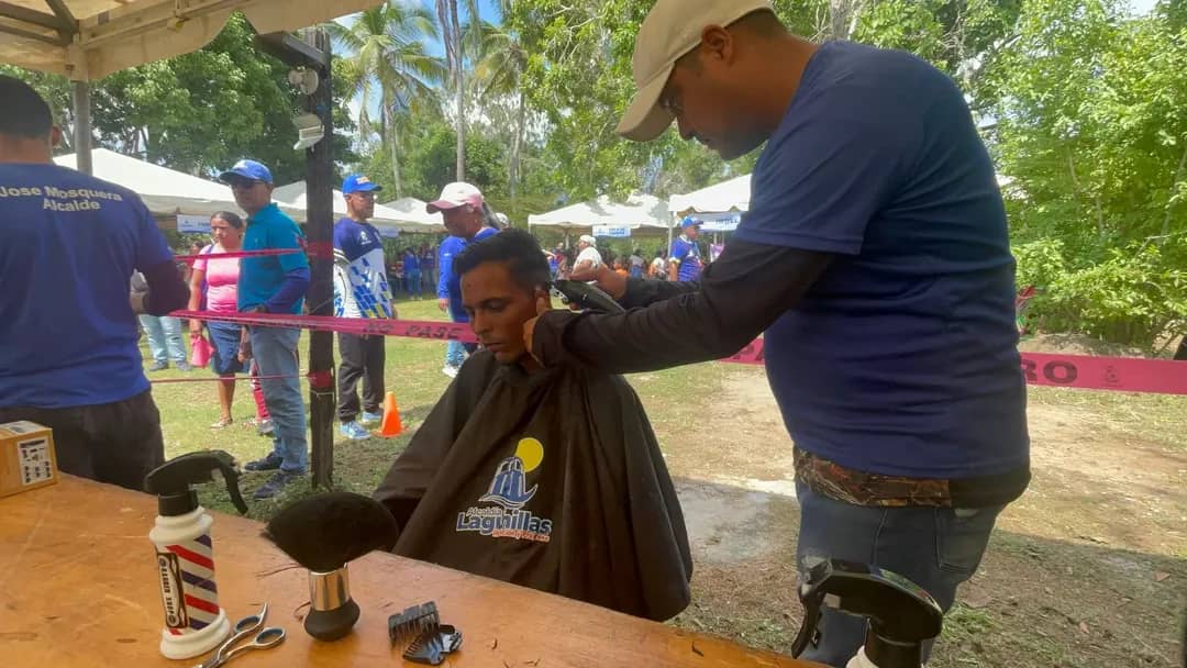 José Mosquera, líder de Lagunillas, junto a su equipo de gobierno, realizó con total éxito la jornada social llevada a cabo en El Menito I, donde se brindó atención a más de 480 familias.
<a href="/partidoUNT/">Un Nuevo Tiempo</a> 
<a href="/somosuntzulia/">Un Nuevo Tiempo Zulia</a>