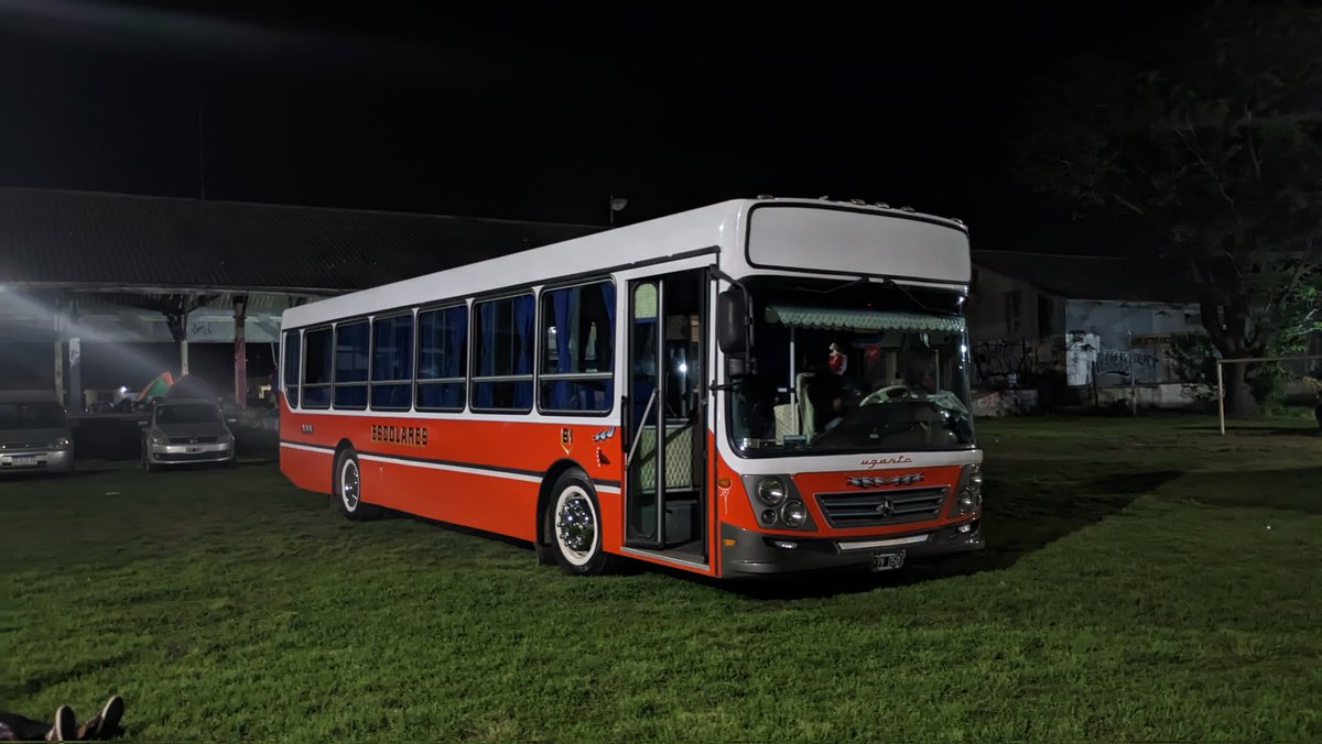 CiudadDeBondis's tweet photo. Ufff mira esa belleza hermano. El ex 61 de la #Linea152. El ultimo coche sin aire que le quedaba a esa línea, ahora de escolar en #Lujan2025 https://t.co/EKzPR6Hxbf