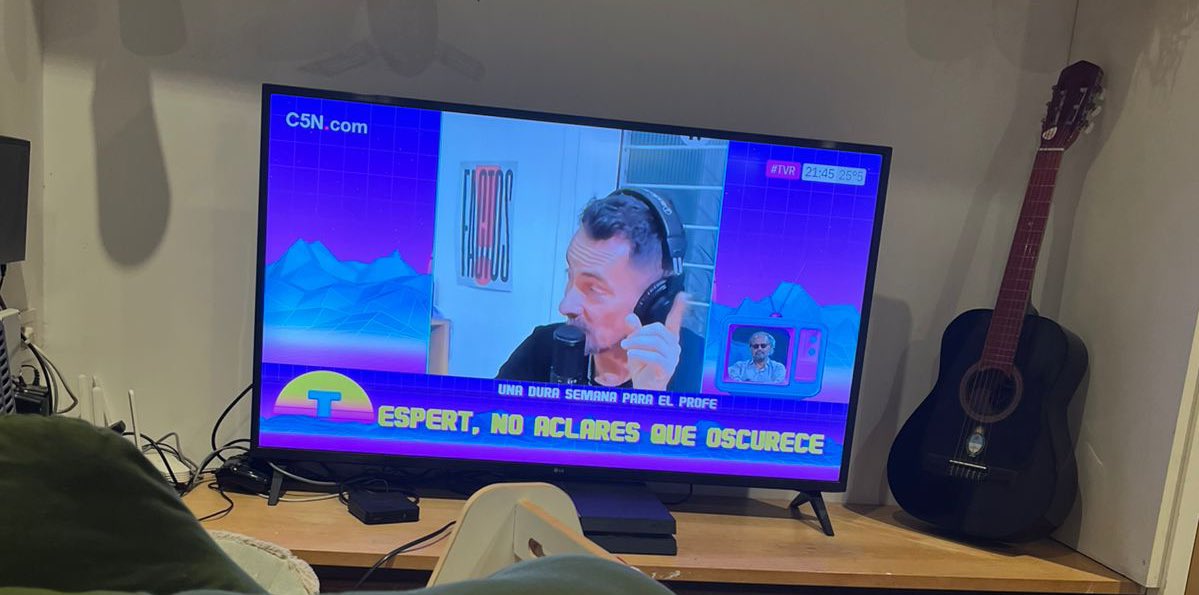 Me informan que las narcohistorias de <a href="/RodrigoMiro76/">Rodrigo Miró</a> y <a href="/son_factos/">Factos!</a> Llegaron a TVR. 
El video es de principios de septiembre cuando todavía no había saltado la ficha.  
Hay gente haciendo comunicación y periodismo en serio en Rosario. 
Lo demás es propaganda