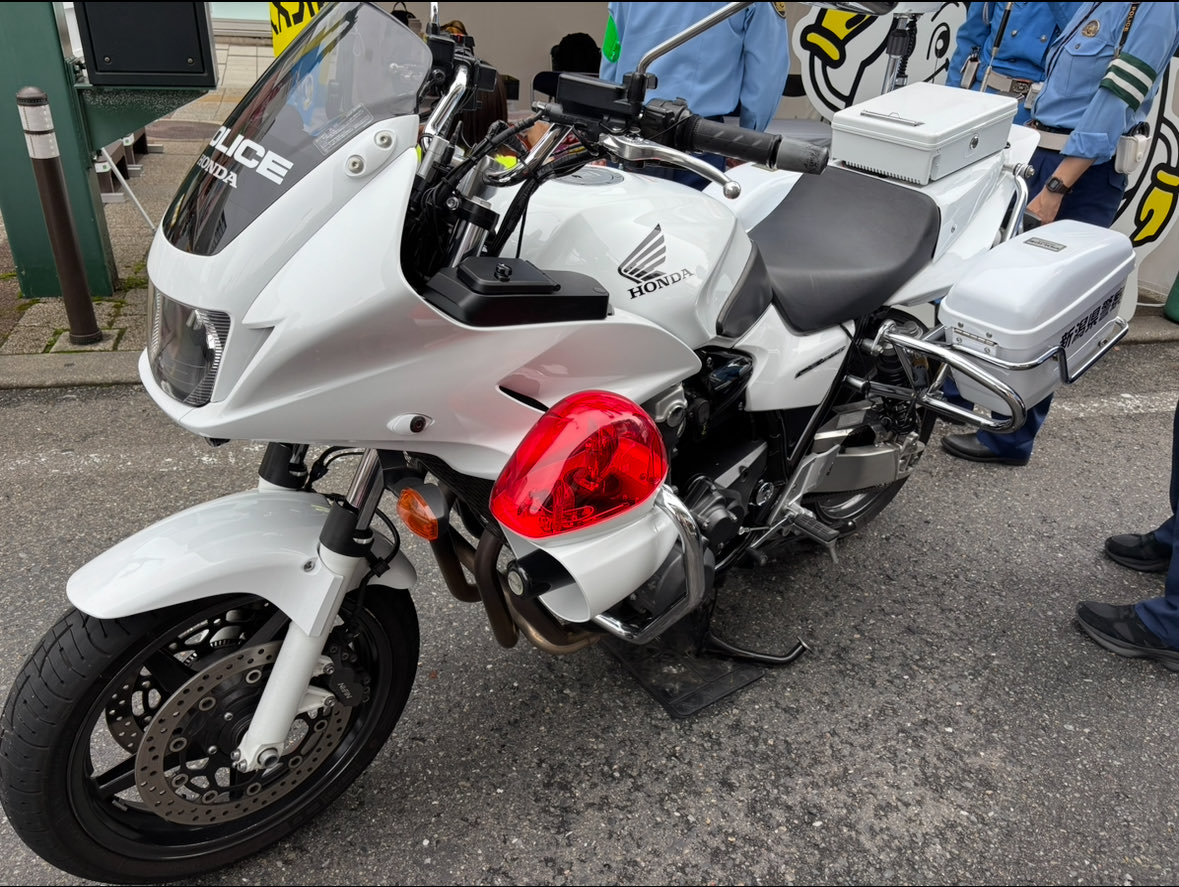 4hVAqh6LQEye656's tweet image. 1ヶ月ぶりの新潟！
白バイカッコイイな
再来週は #ひうち も来るんだね

警察、自衛隊が頑張ってくれるから
安心して生活できる
ありがとう！
#CB1300P
#新潟県警
#新潟地連
