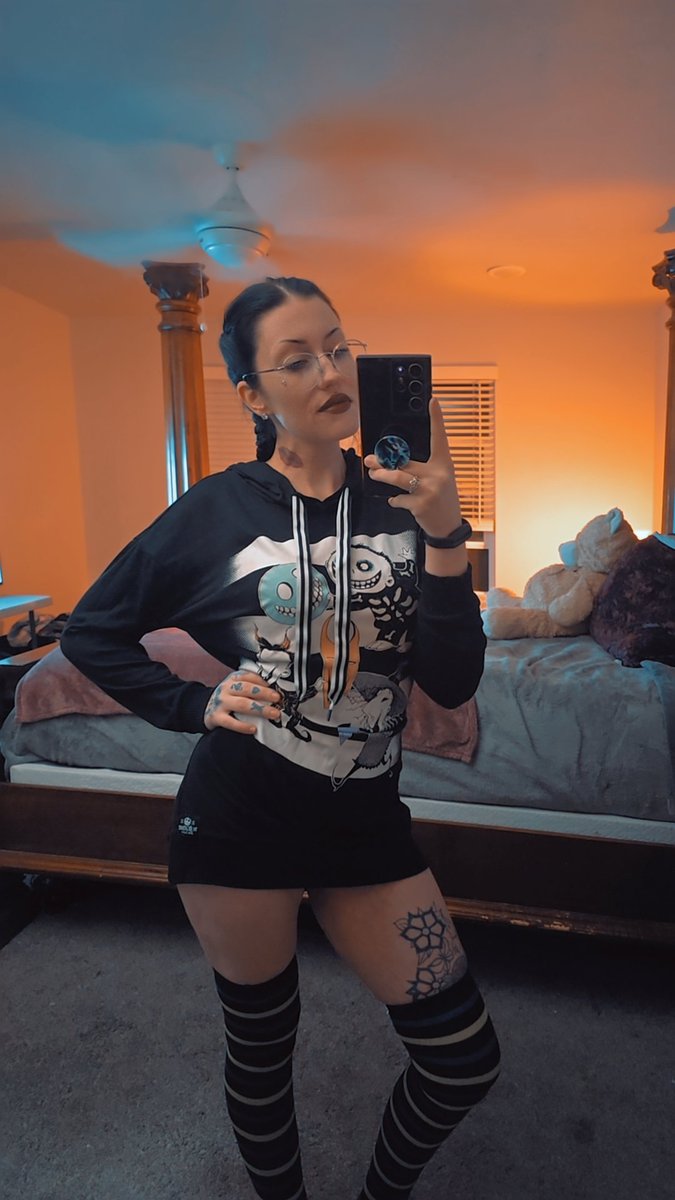 OFsinisterray's tweet photo. So happy to finally be able to wear my favorite Halloween jammies 🖤🎃 https://t.co/TwI99dQBBX