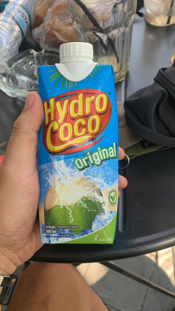 Hydro coco soalnya di minum sama cewe, kalo sama cowo jadi hydro cece