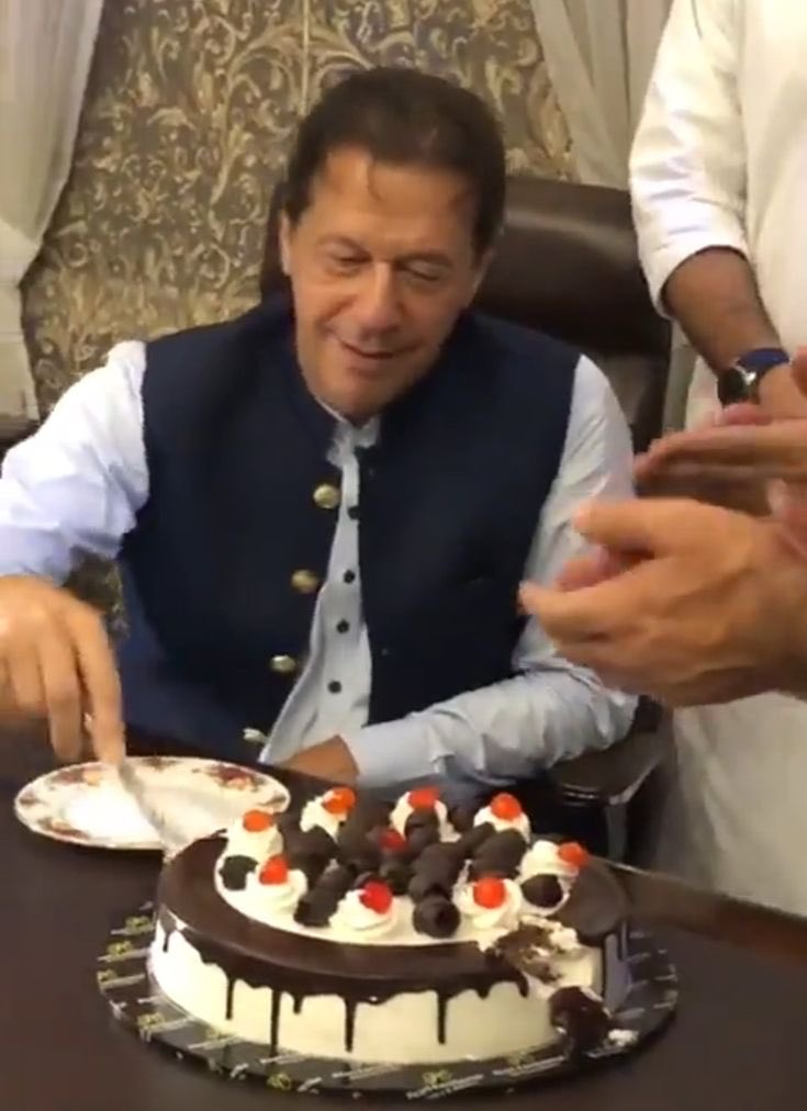 awankhalil7's tweet photo. Happy birthday Sir Imran khan Niazi 
May you have many many more ! 
In Sha Allah you will return soon 
#HappBirthdayImranKhan https://t.co/fJa4lC1Aik