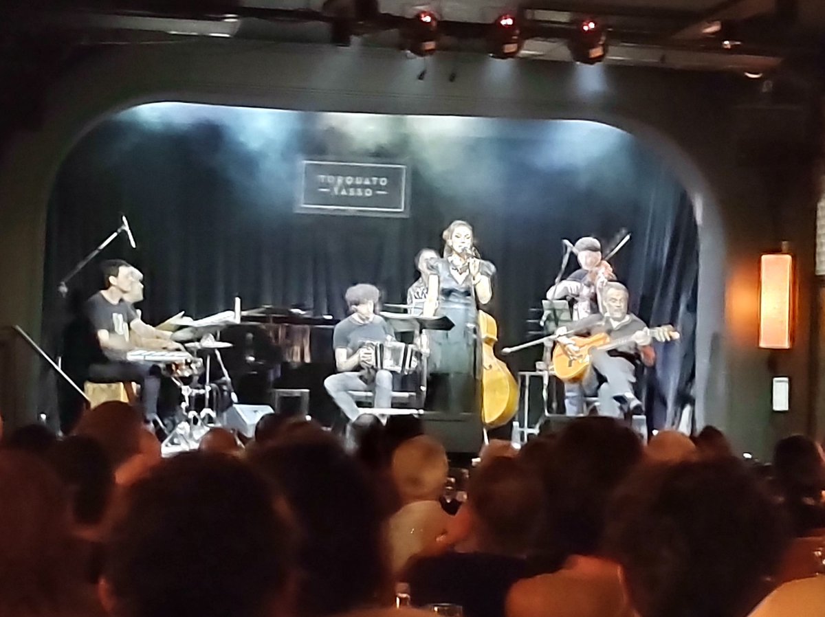 En el Tasso escuchando <a href="/lachicanatango/">La Chicana Oficial</a> <a href="/achoestol/">Acho Estol</a> tremendo show!