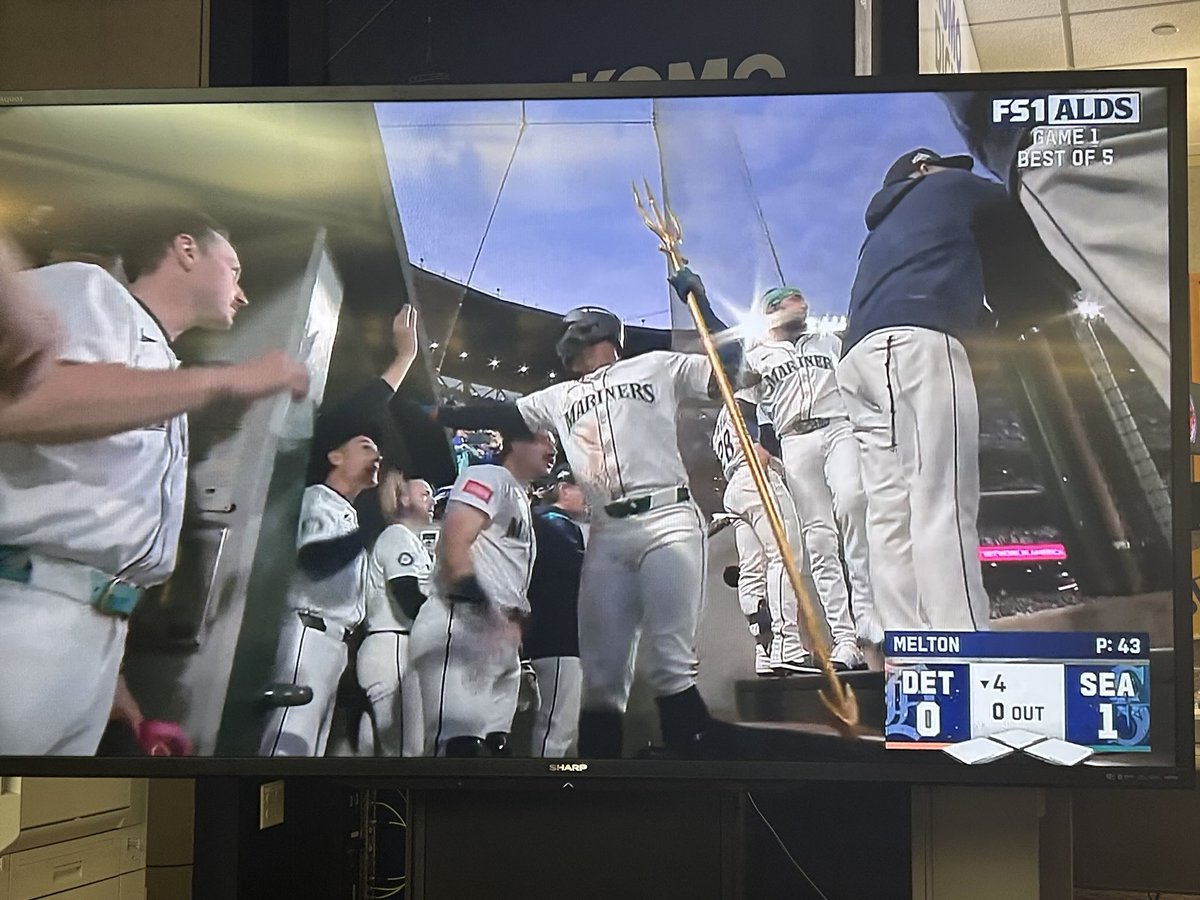 MichelleKOMO's tweet photo. And there it is! So cool that it’s Julioooooooo! The crowd is electric and making good things happen! #GoMariners #GoFans https://t.co/YSVVoqjgfu
