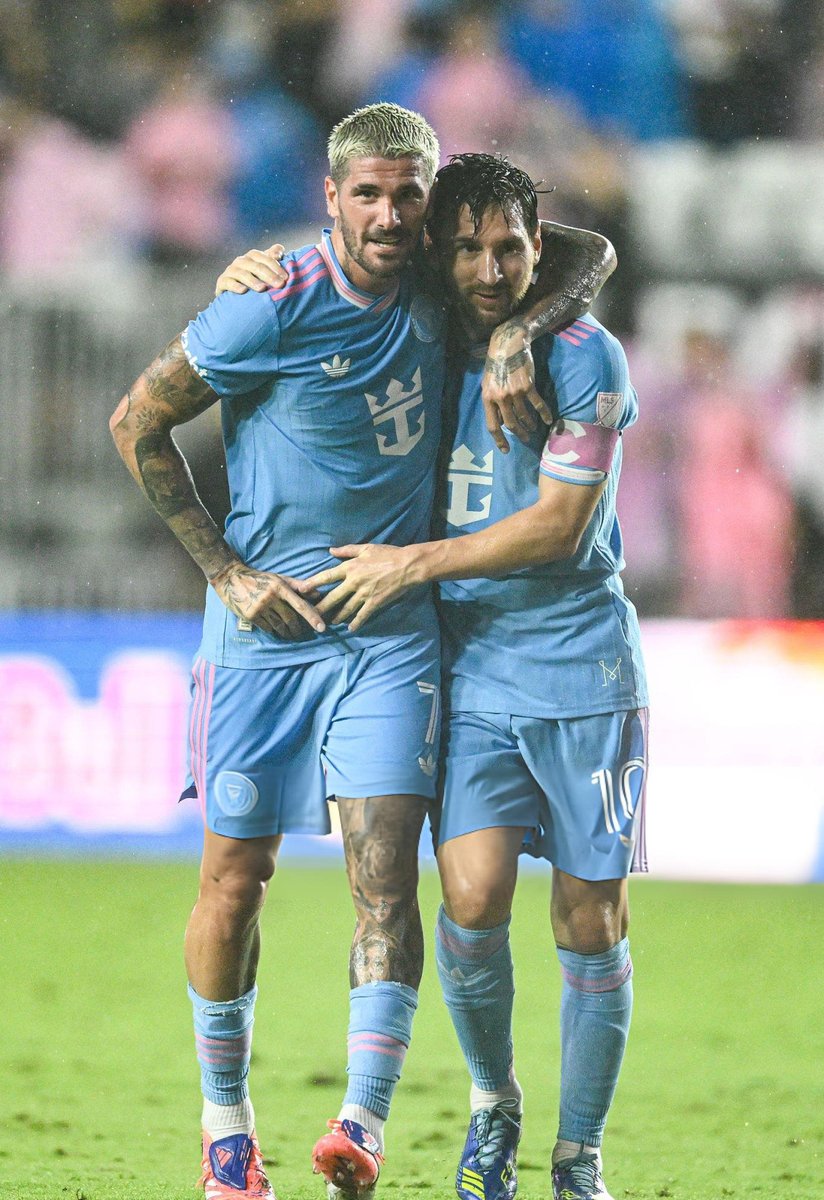 Hoje não teve gol do Messi, só assistências. Precisamente três assistências. Ou podemos dizer que foi um "hat-trick" de assistências.

Assim, com a ajuda dele, o Inter Miami vencei o New England Revoluition por 4x1, pela MLS.

Lionel Messi, 38 anos de idade, se divertindo jogando
