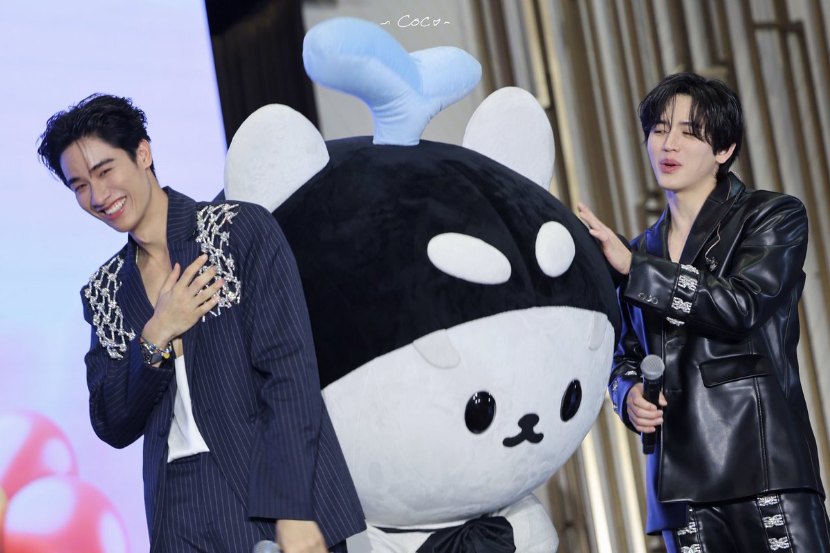 taynew921212's tweet photo. Family Day 🐋🐻‍❄️💦

TayNewSan FAM-MEETING IN HK
#TayNewFMinHK2025
#เตนิว #TayNew
#Tawan_V #Newwiee #POLCASAN https://t.co/exIE5sST88