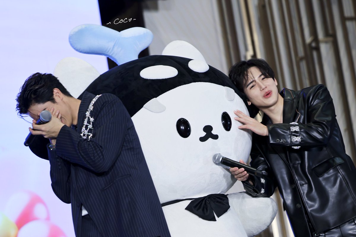 taynew921212's tweet photo. Family Day 🐋🐻‍❄️💦

TayNewSan FAM-MEETING IN HK
#TayNewFMinHK2025
#เตนิว #TayNew
#Tawan_V #Newwiee #POLCASAN https://t.co/exIE5sST88