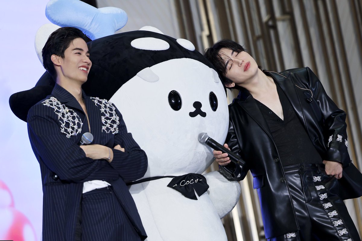 taynew921212's tweet photo. Family Day 🐋🐻‍❄️💦

TayNewSan FAM-MEETING IN HK
#TayNewFMinHK2025
#เตนิว #TayNew
#Tawan_V #Newwiee #POLCASAN https://t.co/exIE5sST88