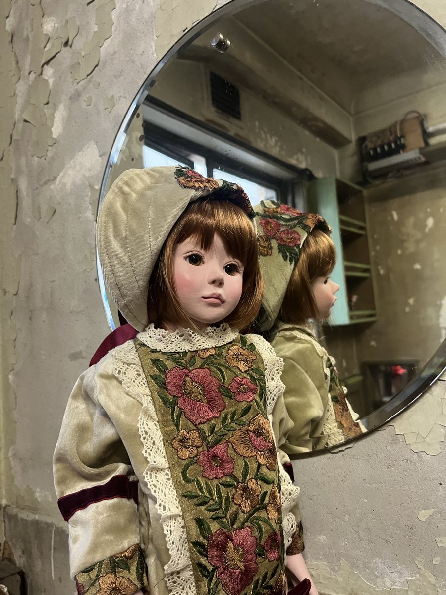 #これを見た人は無言で去年10月に撮った写真を貼る
現在オンディーヌさん(東京　東高円寺)で開催中の『人形会議 出版記念展』
写真集に載せて頂いているこの人形は銀座奥野ビルの306号室で、約一年前に田中流さんに撮影していただきました。
コレは合間に自分で撮ったもの。