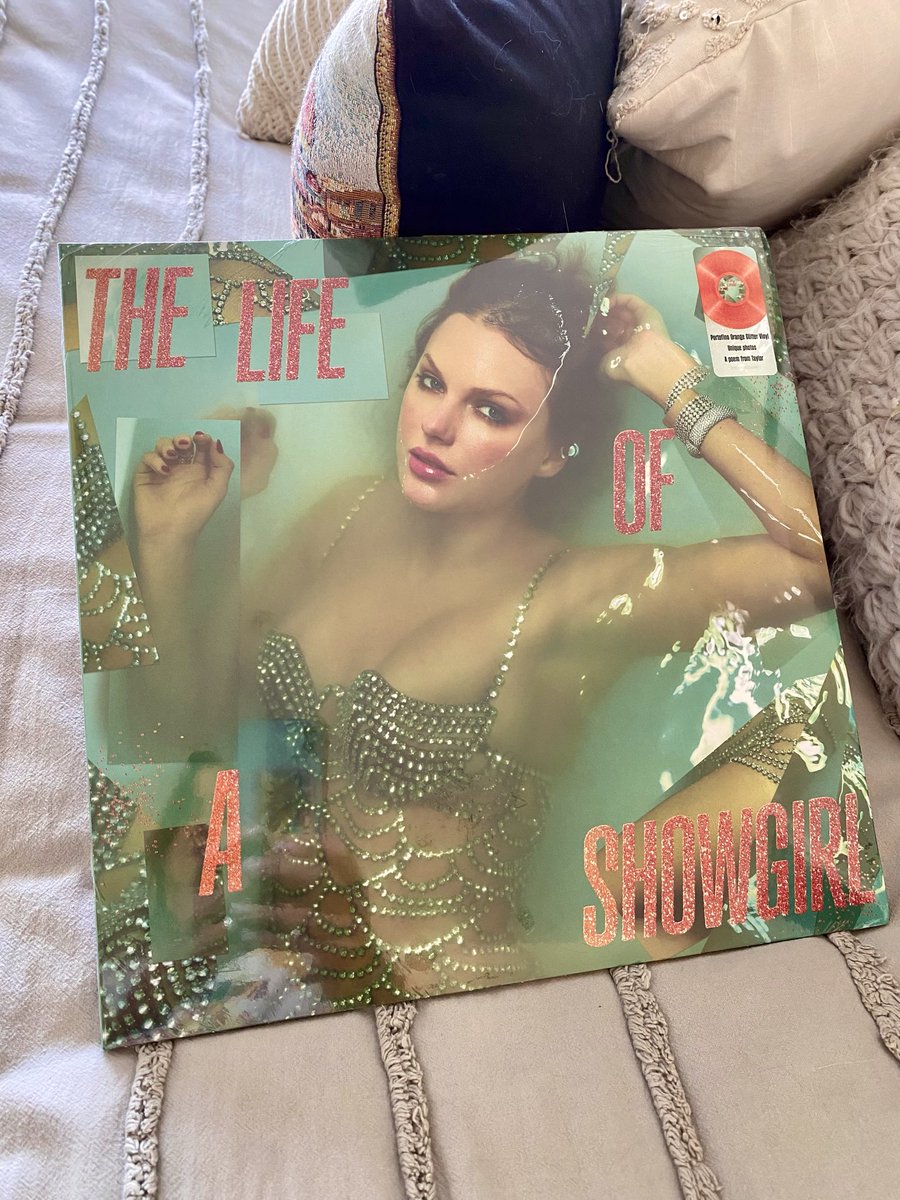 KathySabine9's tweet photo. Such a fun #Saturday with my fellow #Swifies @taylorswift @taylornation @carolinavegablessed @bellavega656 #LifeOfAShowgirlMovie 🥳👍🏻🍾🥂❤️❤️ https://t.co/ovJXOo0KIE