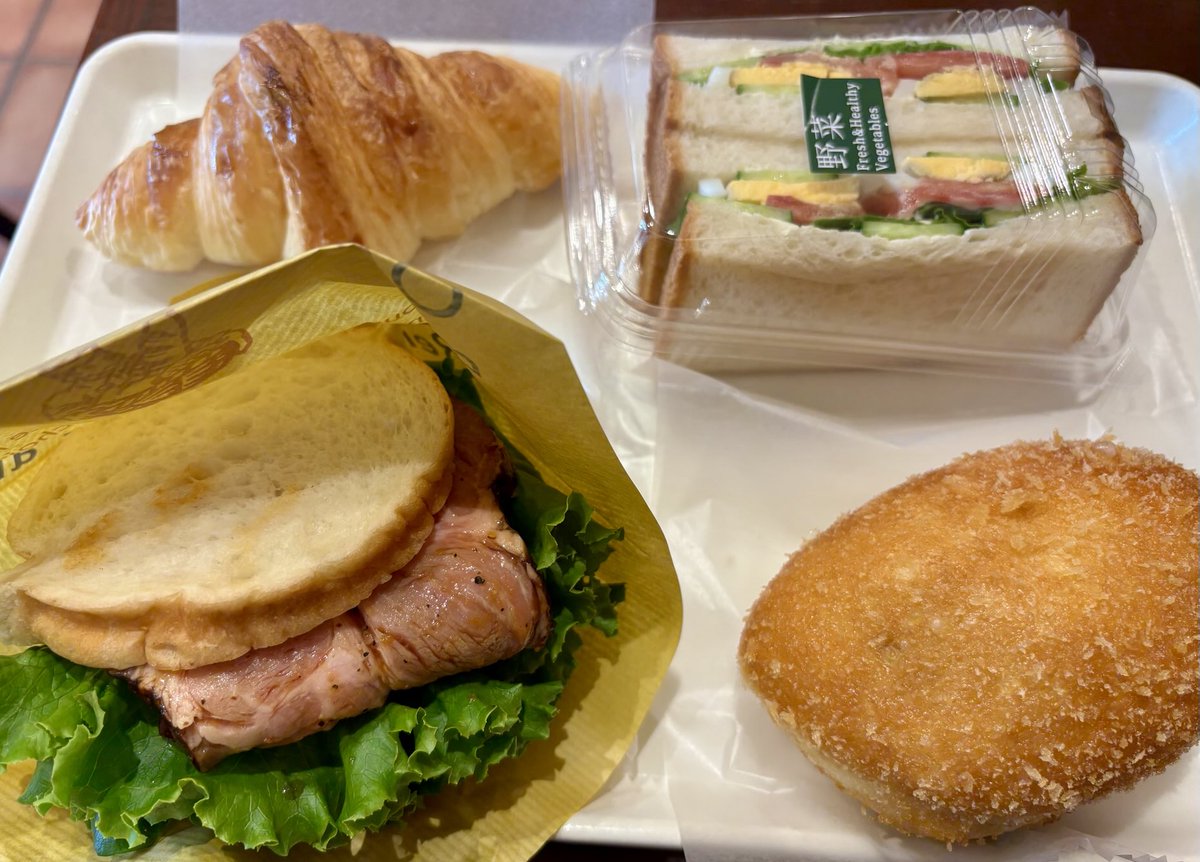 昨日の朝は盛岡の宿の近くのパン屋さんで。できたでローストポーク 