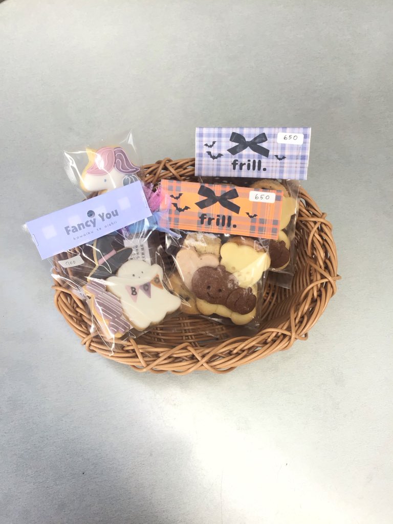 moricolle_info's tweet photo. 季節のお菓子たち🍭
ハロウィンスイーツに、ちょっと先取りのシュトーレン🎄
かわいいお化けにメロメロ👻サクサクのクッキーです🍪
シュトーレンはレーズンの代わりにチョコチップを使用しているのでお子様も食べやすいです✨
#もりやコレクション
#もりコレ
#ハロウィン
#frill
#fancyyou https://t.co/A5BOMOtml2