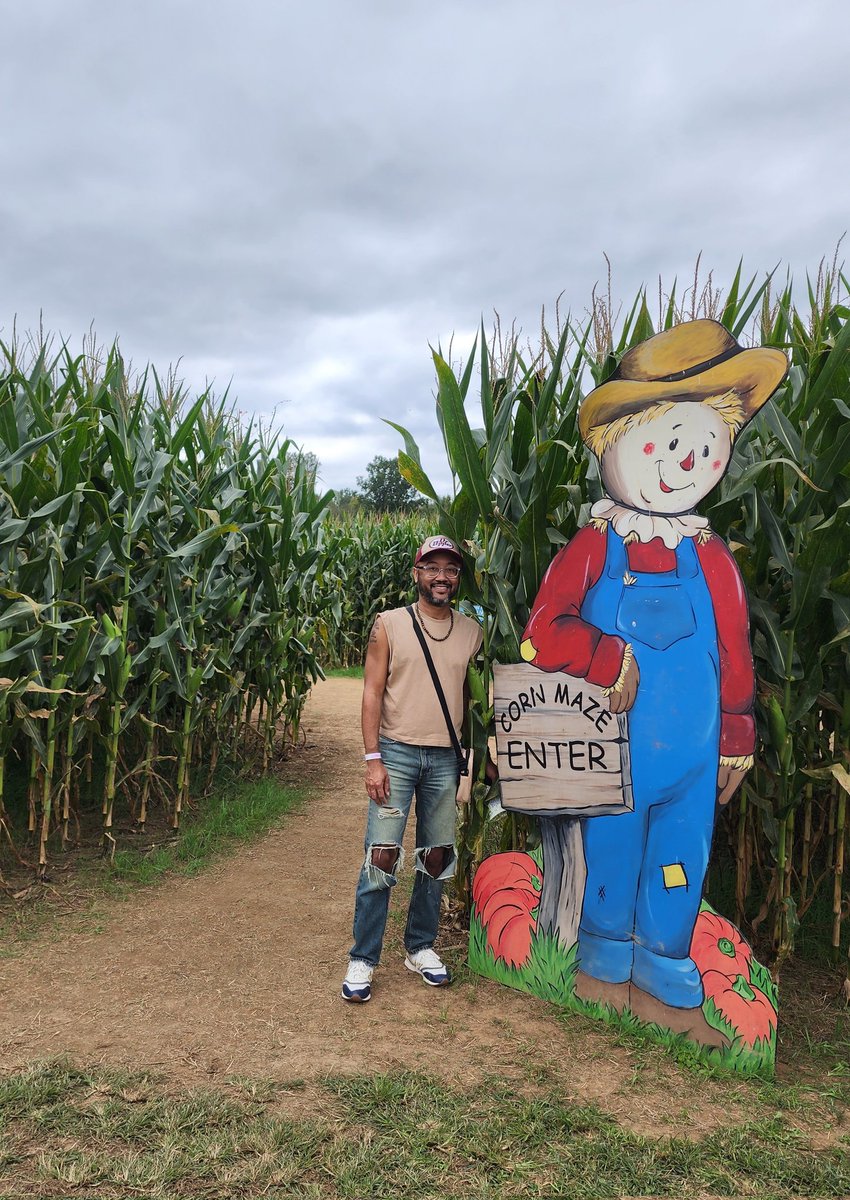 Cedric324's tweet photo. Lost in the maze, found in the fun. π½πΎ Today was a-maize-ing! #fallfestivities #cornmaze #weekendvibes https://t.co/grvswinRIR